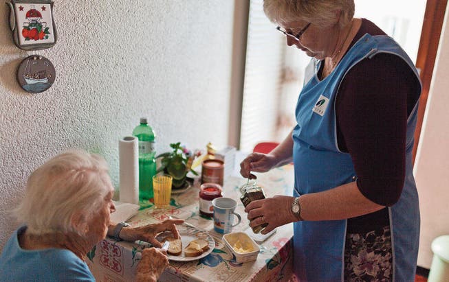 Pflege und Hilfe zu Hause: Die Spitex in der Stadt St. Gallen wird in den kommenden Jahren neu organisiert. (Bild: KEY/Gaetan Bally)