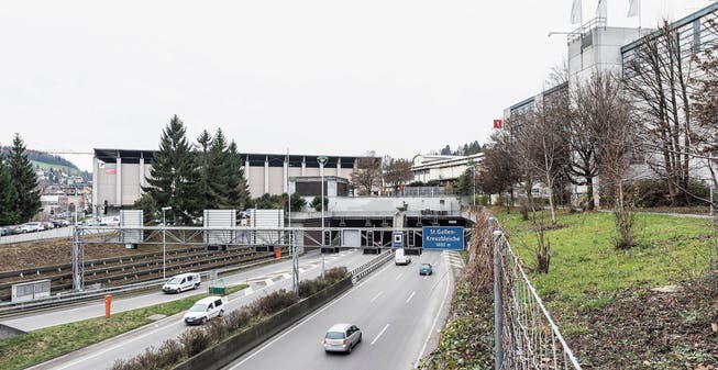 Vom Ostportal des Rosenberg-Tunnels aus Richtung Neudorf soll die Stadtautobahn SA1 um rund 200 Meter überdacht und mit der neuen Olma-Halle 1 überbaut werden. (Bild: Hanspeter Schiess (10. Dezember 2014))