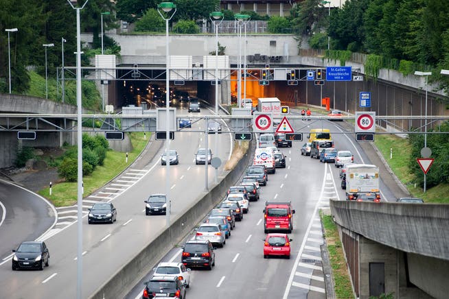 Die Stadtautobahn ist oft überlastet - bringt eine dritte Rosenberg-Tunnelröhre Entlastung? (Bild: Urs Bucher)