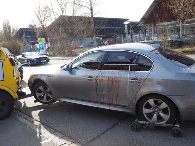Anfang März 2017 wurde vor einer Shisha-Bar in der Fritz-Arnold-Strasse in Konstanz ein junger Schaffhauser tödlich verletzt. Blutspuren an einem Auto zeugen von der Tat. (Bild: Jörg-Peter Rau)