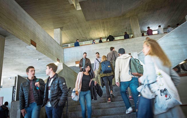 Bei der Suche nach Praktika und Jobs läuft vieles über persönliche Verbindungen: Studenten im Hauptgebäude der Universität St. Gallen. (Bild: Ralph Ribi)