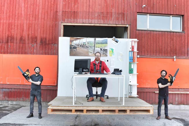 Die St.Galler Konzeptkünstler Frank und Patrik Riklin sin mit einem zersägten Büro auf Tour.