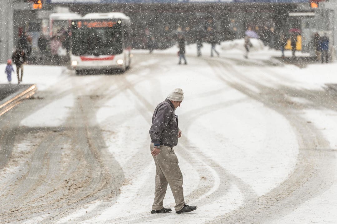 Wetterbilder, Schnee rund um den Hauptbahnhof St. Gallen. (Bild: Hanspeter Schiess)