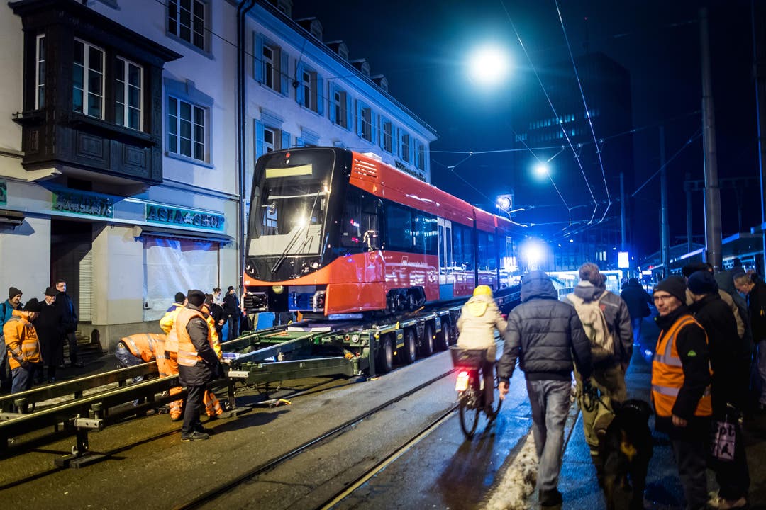 Appenzeller Bahnen laden neues Rollmaterial in St.Gallen ab. (Bild: Michel Canonica)