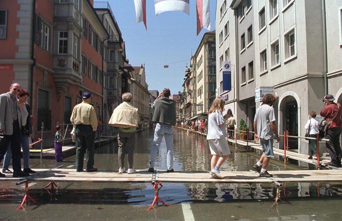 Land unter in Rorschach: Die Hafenstadt am Bodensee ist nach heftigen Niederschlägen überschwemmt. Das Hochwasser 1999 geht in die Geschichte der Region am Bodensee ein. (Bild: Keystone)