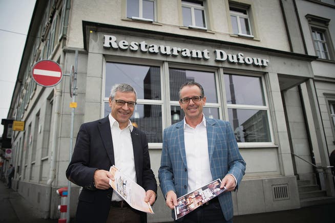 Josef Zweifel (links) und Reto Preisig von der Bauerei Schützengarten stellen das Projekt fürs "Dufour" vor: Für rund fünf Millionen Franken wird das Restaurant an der Bahnhofstrasse in eine Brasserie umgebaut. (Bild: Ralph Ribi)