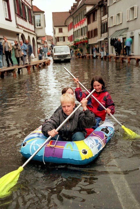 22. Mai 1999: Eine aussergewöhliche Ruderpartie beschert der nach den ergiebigen Niederschlaegen der vergangenen 24 Stunden über die Ufer getretene Bodensee diesen drei jungen Einwohnern im überfluteten Stadtkern von Steckborn. (Bild: Keystone/Yuval)