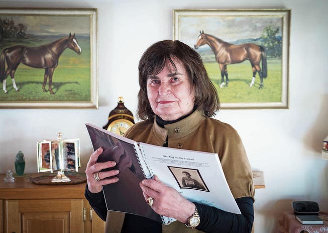 Annemarie Frischknecht in ihrem Haus in Mörschwil &ndash; die Arbeit in den Händen, in der sie als Zeitzeugin zu Wort kommt. (Bild: Ralph Ribi)