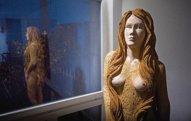Verwirrend sinnlich: Am Eingang der Galerie begrüsst eine zierliche Frauengestalt die Besucher. (Bild: Michel Canonica)