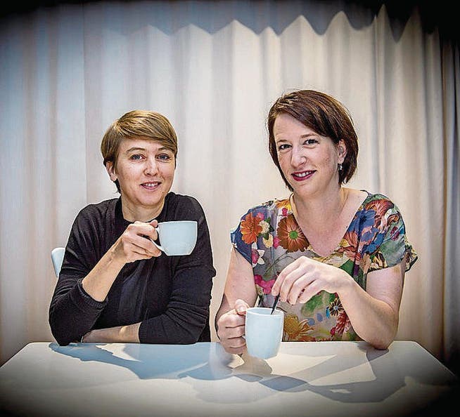 Für einen deutschen Musicalpreis nominiert: Die Schneiderinnen Kathrin Baumberger und Karin Bischoff (rechts). (Bild: Urs Bucher)