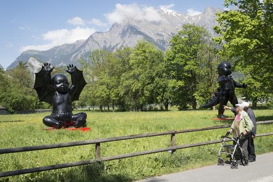 450 zumeist grosse Skulpturen aus verschiedensten Materialien waren seit Mai in Bad Ragaz zu bewundern. (Bild: Keystone)