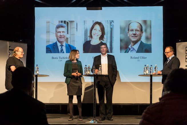 Die Moderatoren Reto Voneschen (links) und Daniel Wirth (rechts) stellen den Kandidierenden Sonja Lüthi und Boris Tschirky kritische Fragen. (Bild: Hanspeter Schiess)