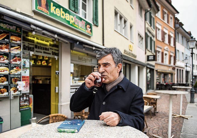 Der kurdische Schriftsteller Yusuf Yesilöz geht vor allem in Kebab-Imbisse, um Tee zu trinken, nachzudenken und Geschichten zu hören. (Bild: Sabrina Stübi (Winterthur, 13. März 2018))