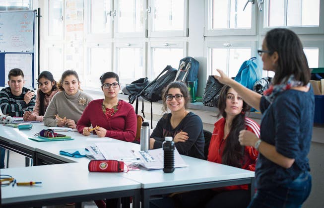 Die Lehrerin Rosa Oss (rechts) mit ihren Schützlingen im Klassenzimmer des Integrationsförderkurses des Trägervereins Integrationsprojekte St. Gallen. (Bild: Ralph Ribi)