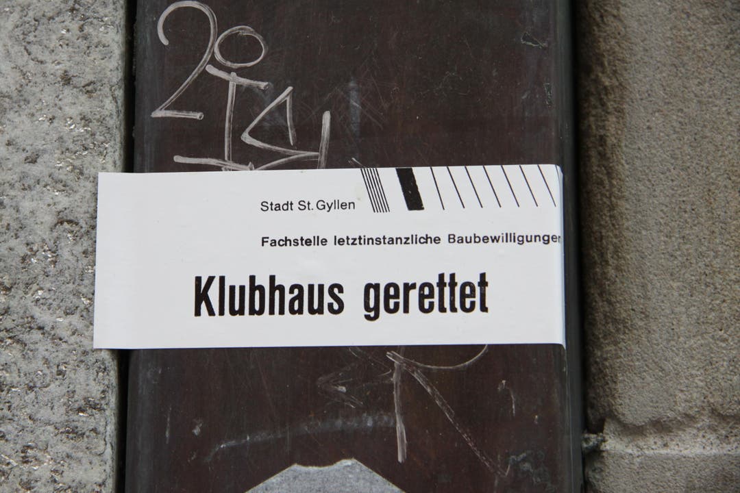 2014/15 lösten Abbruchpläne fürs Klubhaus heftige öffentliche Kritik aus – unter anderem wurden in der Stadt Kleber fürs Klubhaus platziert. (Bild: Sammlung Reto Voneschen)
