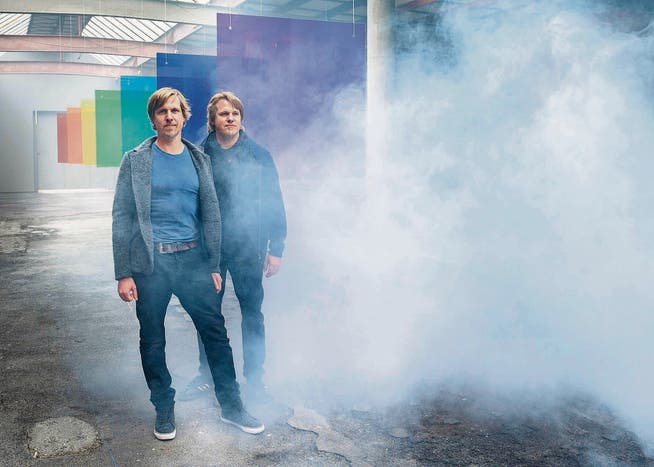 Der Nebel verflüchtigt sich: Die Brüder Markus und Reto Huber vor ihrer titelgebenden Installation «Das Versprechen». (Bild: Andrea Stalder)