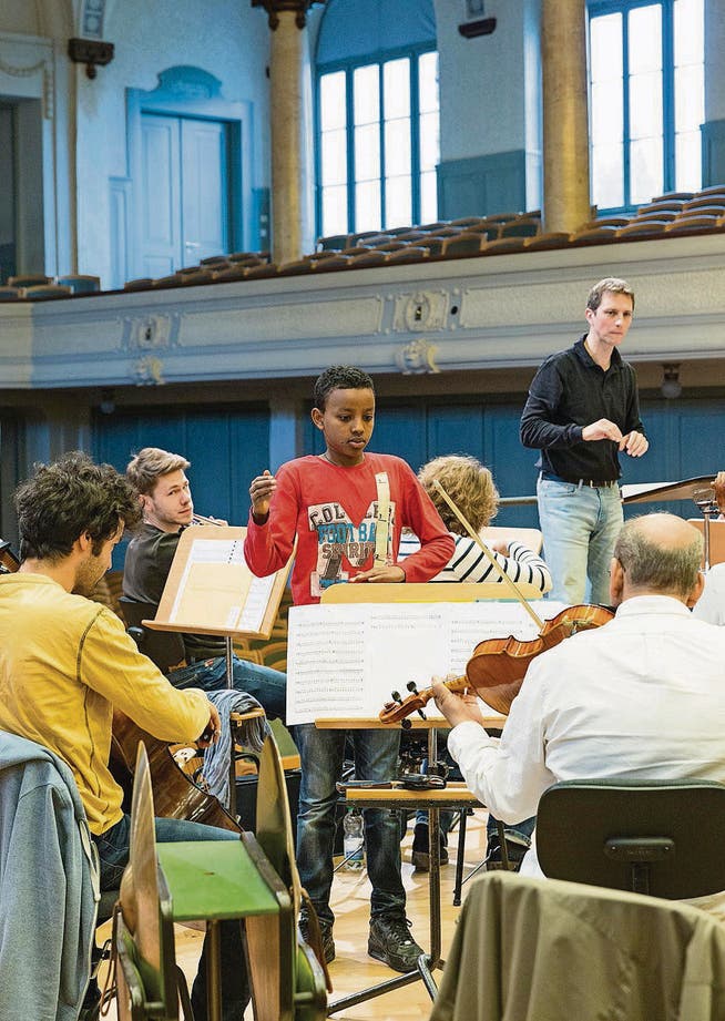 Auch für die Orchestermusiker ein spannendes Experiment: Schüler wie Semere (Mitte) geben den Einsatz. (Bild: Daniel Dorrer)