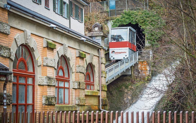 Die Kabine der Mühleggbahn bei der Talstation in der südlichen Altstadt. Die beliebte Seilbahn verbindet seit 1893 das St. Galler Stadtzentrum mit St. Georgen. (Bild: Urs Bucher (21. Februar 2017))