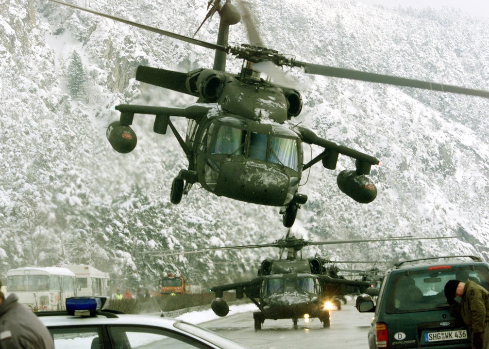 Ein Black-Hawk-Helikopter der U.S. Army startet im österreichischen Mils. Die Maschine bringt am 25. Februar 1999 Menschen in Sicherheit. (Bild: Keystone/Rudi Blaha)