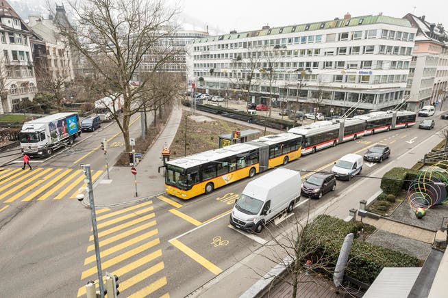 Die Haltestelle Poststrasse ist seit Inbetreibnahme des neuen Bahnhofplatzes ein Engpass für Postautos, Regio- und Stadtbusse. (Bild: Hanspeter Schiess)