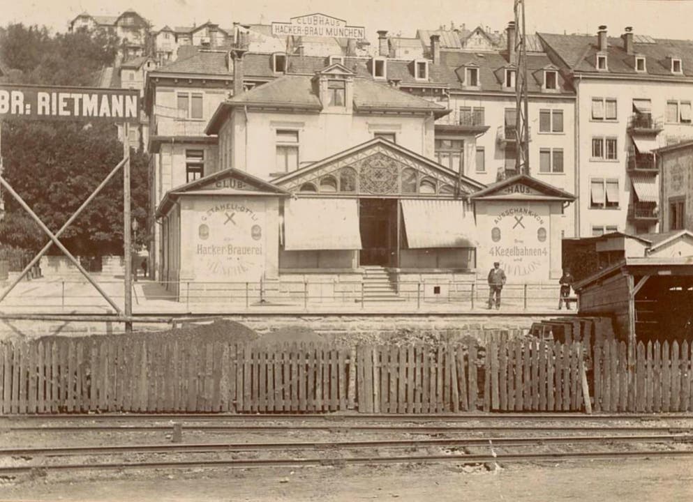 Das Klubhaus um 1900. Links und rechts sind die Flügel mit den Kegelbahnen und in der Mitte der 1896 erstellte Wintergarten zu erkennen. (Bild: Stadtarchiv der Ortsbürgergemeinde St.Gallen)