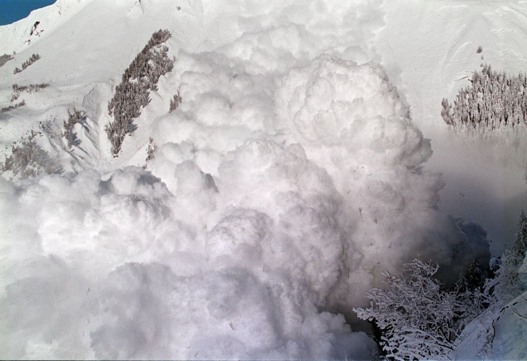 Eine Lawine wird am 25. Februar 1999, in Anzere, Kanton Wallis, gesprengt. (Bild: Keystone/Alessandro della Valle)