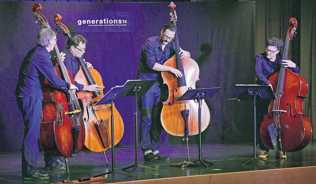 Ein extremer Sonderfall des Jazz: Vier Bassisten (Rätus Flisch, Christoph Sprenger, Christian Weber, Heiri Känzig, von links) eröffnen das «Generations» in Frauenfeld. (Bild: Reto Martin)