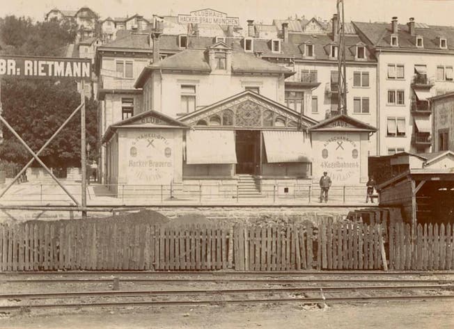 Das Klubhaus um 1900. Links und rechts sind die Flügel mit den Kegelbahnen in der Mitte der 1896 erstellte Wintergarten zu erkennen. (Bild: Stadtarchiv der Ortsbürgergemeinde St.Gallen)