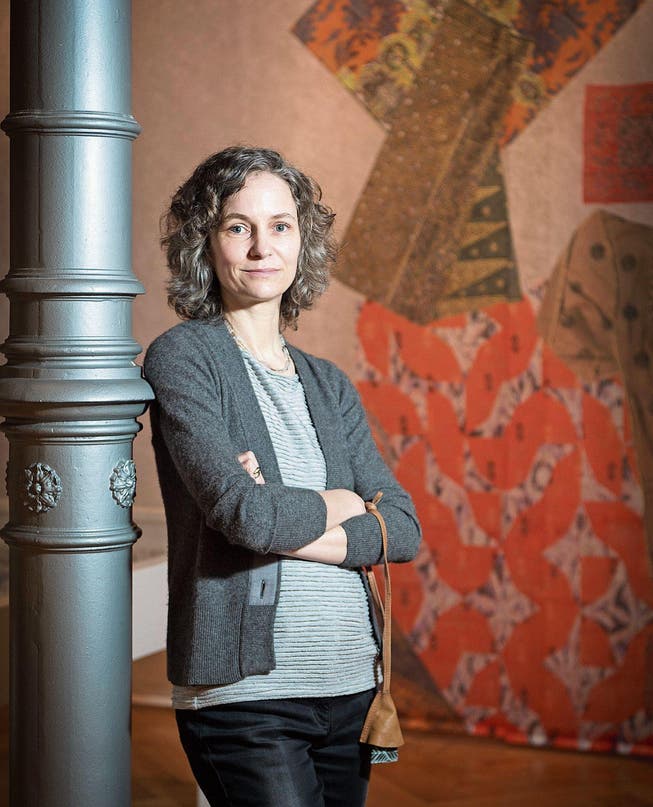 Analysiert und fühlt Muster: Barbara Karl, Sammlungsleiterin am Textilmuseum St. Gallen. (Bild: Ralph Ribi)