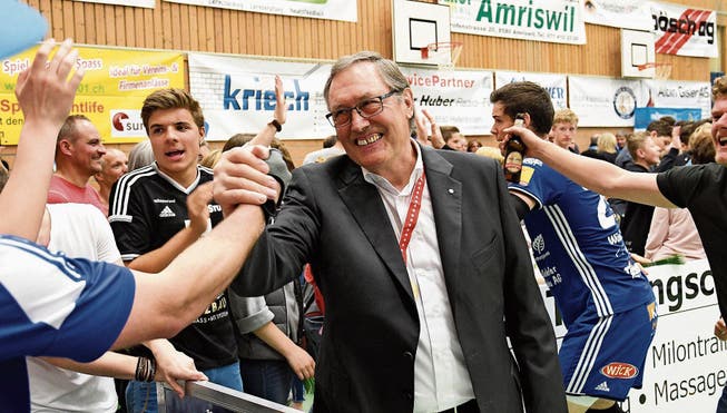 Präsident Peter Kummer feierte am 23. April zusammen mit der Volleyball-Elite aus Amriswil den Meistertitel. (Bild: Rita Kohn)