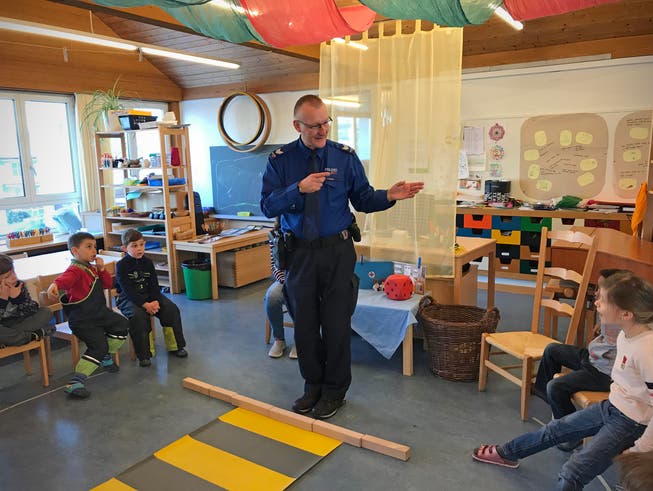 Quartierpolizist Paul Widrig berichtet auf seinem Blog auch vom Besuch im Kindergarten am Achslenweg. (Bild: PD/Stadtpolizei St.Gallen)