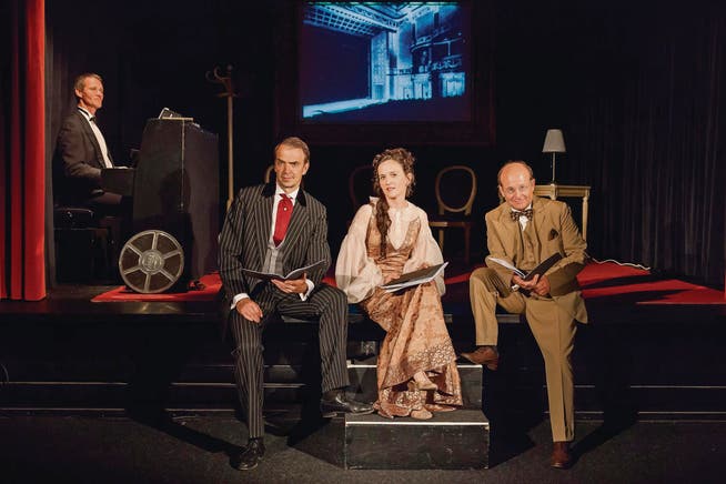 Alexandre Pellichet, Simone Stahlecker und Matthias Peter üben sich im «Kulissenklatsch»; Urs Gühr begleitet sie am Klavier. (Bild: pd)