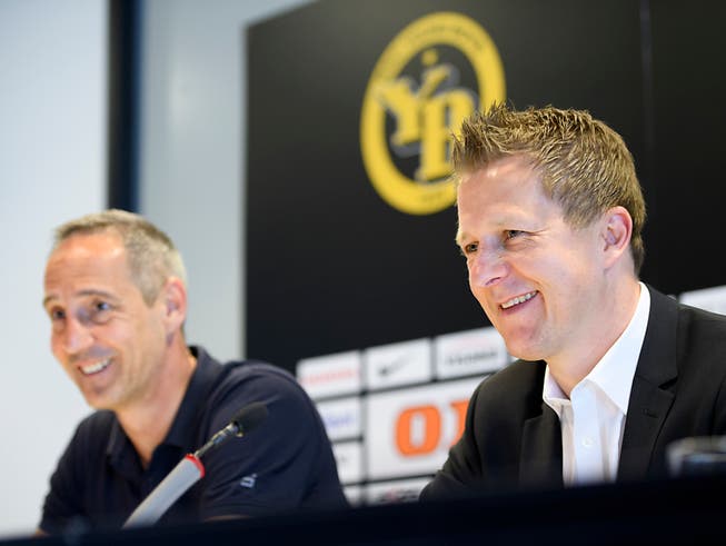 Das Strahlen der verdienten Sieger: Sportchef Christoph Spycher (rechts) und Trainer Adi Hütter (Bild: KEYSTONE/ANTHONY ANEX)