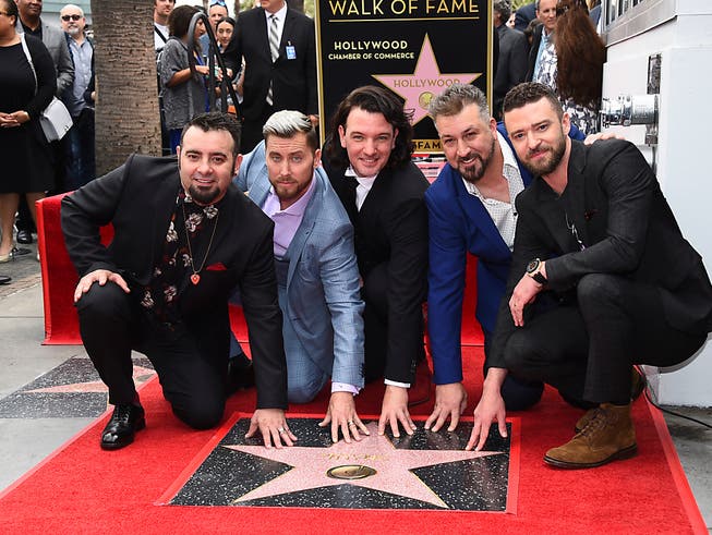 Die fünf früheren NSYNC-Mitglieder mit ihrem Stern in Los Angeles (Bild: KEYSTONE/AP Invision/JORDAN STRAUSS)