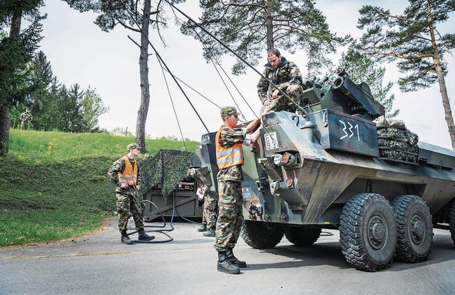 Diesel für den Panzer: Soldaten betanken in Sulgen die unterschiedlichen Fahrzeuge. (Bild: Andrea Stalder)