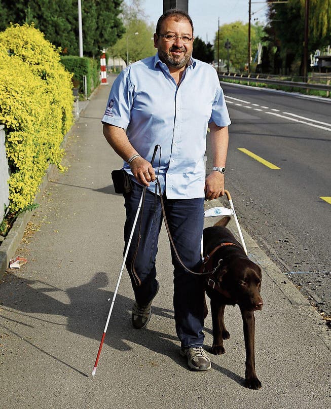 Jorge Moreno gewöhnt Blindenführhund Sam an den Strassenverkehr in Goldach. (Bild: Rossella Blattmann)