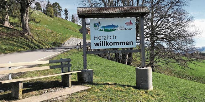 Seit kurzem ist an der Ortseingangstafel von Schwellbrunn ein Kleber mit der Aufschrift «schönstes Dorf der Schweiz» angebracht. (Bild: PD)