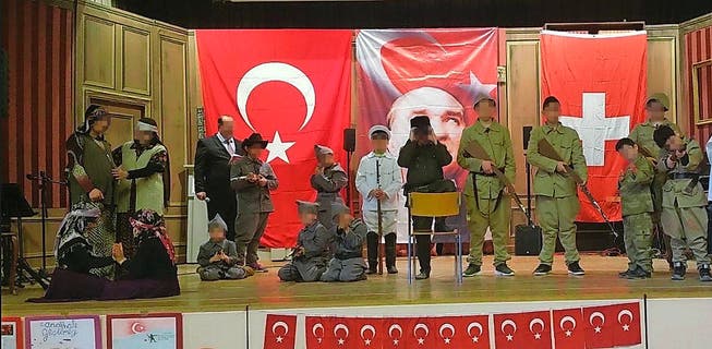Martialische Inszenierung: Türkischstämmige Schüler spielen in der Mehrzweckhalle Uttwil die Schlacht von Gallipoli nach. (Bild: "Sonntags-Blick")