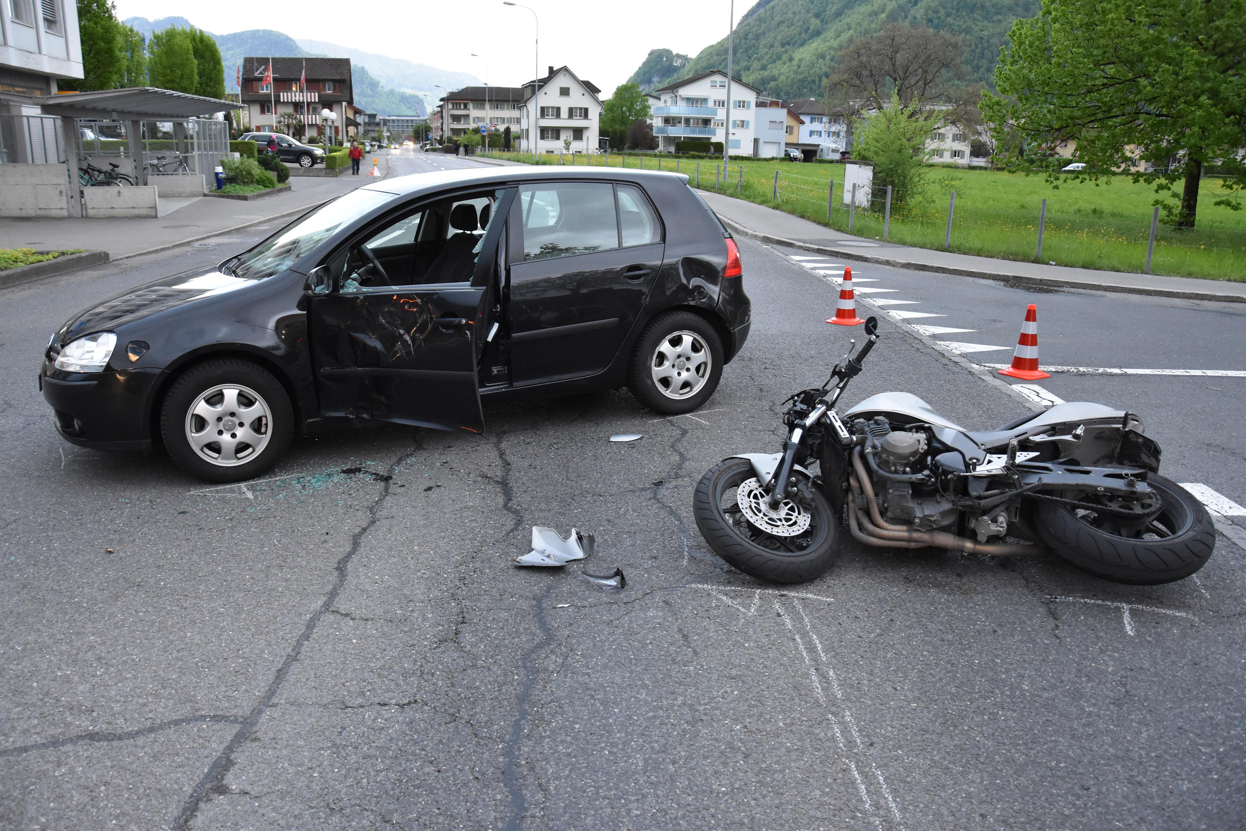 UNFALL: Motorradfahrer Nach Kollision Mit Auto In Stans Leicht Verletzt