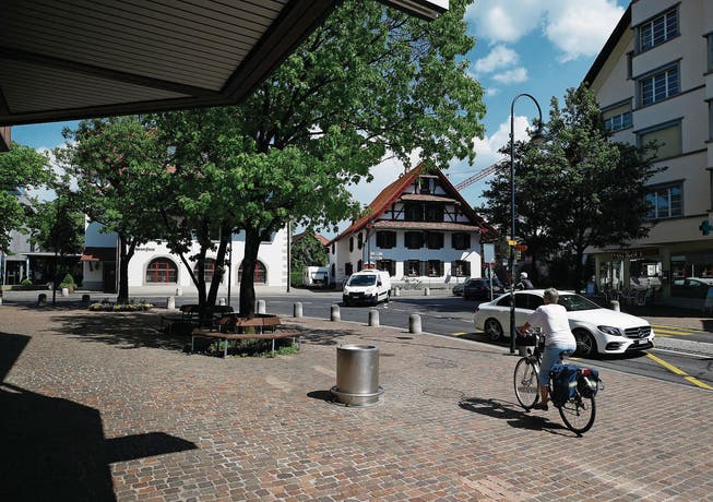 Die Kreuzung beim Rathaus wäre für einen Dorfplatz ideal. (Bild: Stefan Kaiser (Baar, 8. Mai 2018))