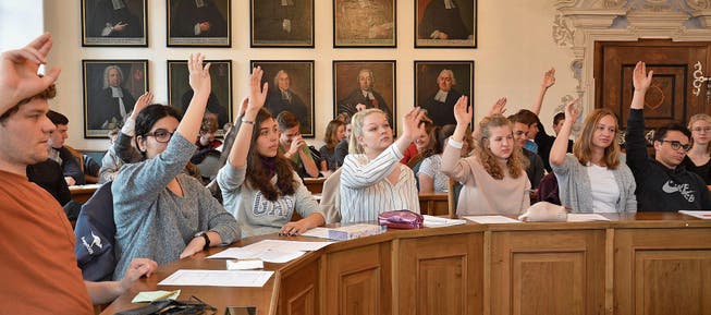 Die Maturanden stimmen im Kantonsratssaal über Initiative und Gegenvorschlag ab. (Bild: Franziska Herger (Sarnen, 4. Mai 2018))