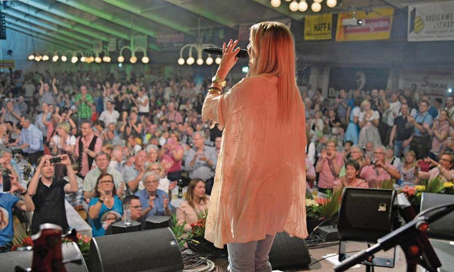 Linda Fäh singt am Samstagabend im mit 2600 Besuchern ausverkauften Festzelt des Alpenland Musik Festivals. (Bild: Mario Testa)