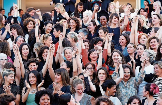 Schauspielerinnen und Regisseurinnen forderten auf dem roten Teppich in Cannes gleiche Rechte in der Filmbranche. (Bild: Franck Robochon/EPA)