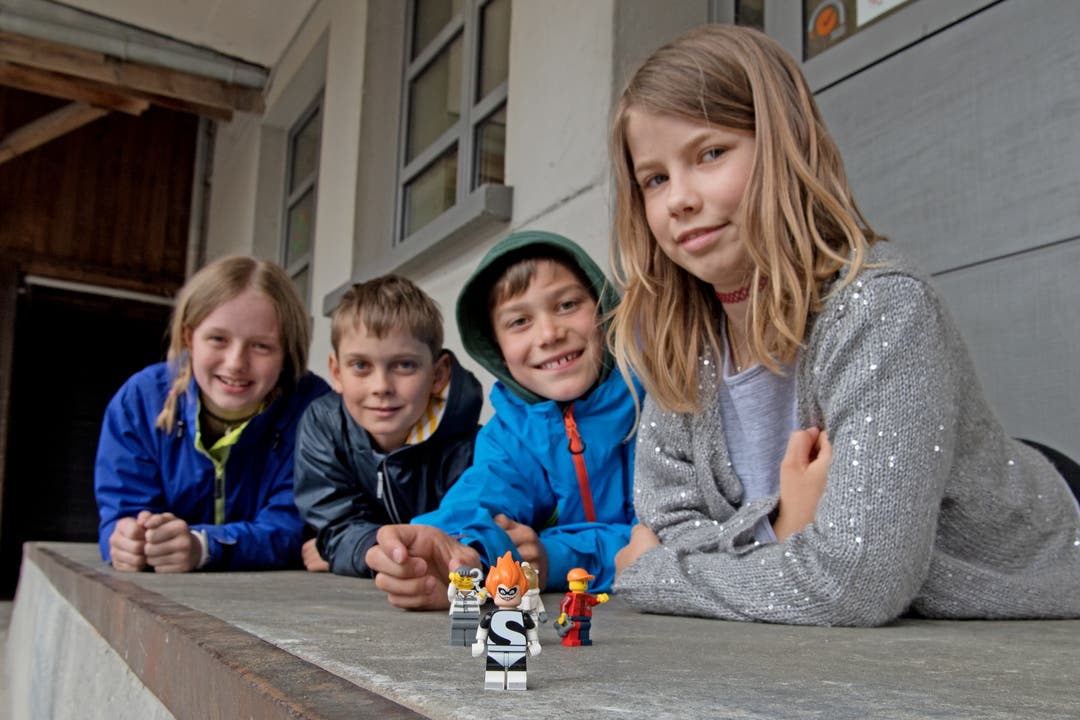 Sie erkunden mit Legomännchen die Gemeinde (von links): Sara, Leo, Yanis und Larissza.