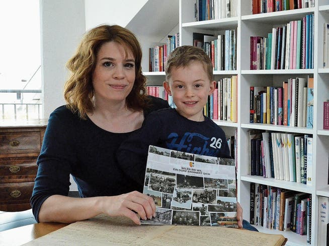 Daniela Wiesli mit Sohn David und einem Wilener Erinnerungsbuch, welches sie mit zahlreichen Helfern erarbeitet hat. (Bild: Christoph Heer)