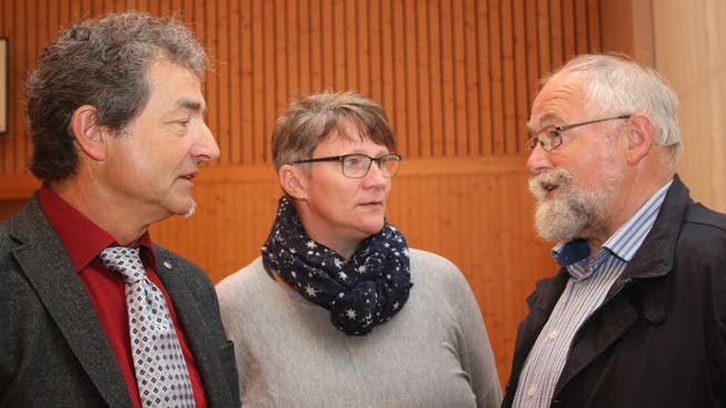 Gemeindepräsident Beat von Wyl (links) mit der neuen Gemeindeweibelin Esther Windlin-Berchtold und ihrem Vorgänger Hanspeter Schnider. (Bild: Marion Wannemacher, Giswil, 15. Mai 2018)