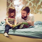 Das Vorlesen einer Geschichte ist ein grossartiges Ereignis für Vater und Kind.         Bild: Getty