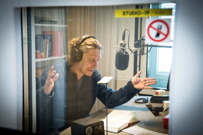 Der Schauspieler Matthias Albold liest in der Blindenbibliothek Landschlacht einen Krimi als Hörbuch ein. Bild: Ralph Ribi