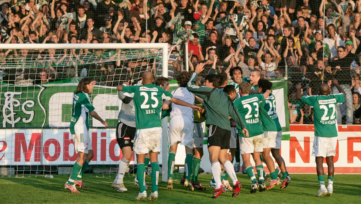 Jubel vor der Südkurve im Espenmoos: Der FC St.Gallen feiert 2007 einen Sieg gegen Xamax. (Bild: Michel Canonica (St.Gallen, 20. August 2007))