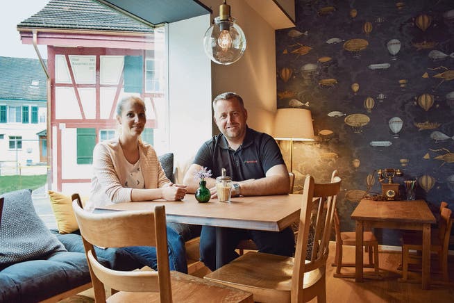 Fabienne Salathé, Geschäftsführerin Kita Chinderhuus Zauberwald und Café-Betreiberin, sowie Liegenschaftseigentümer Andreas Roos, sitzen an einem Tisch im Café Liäblingsplatz. (Bild: Samuel Koch)